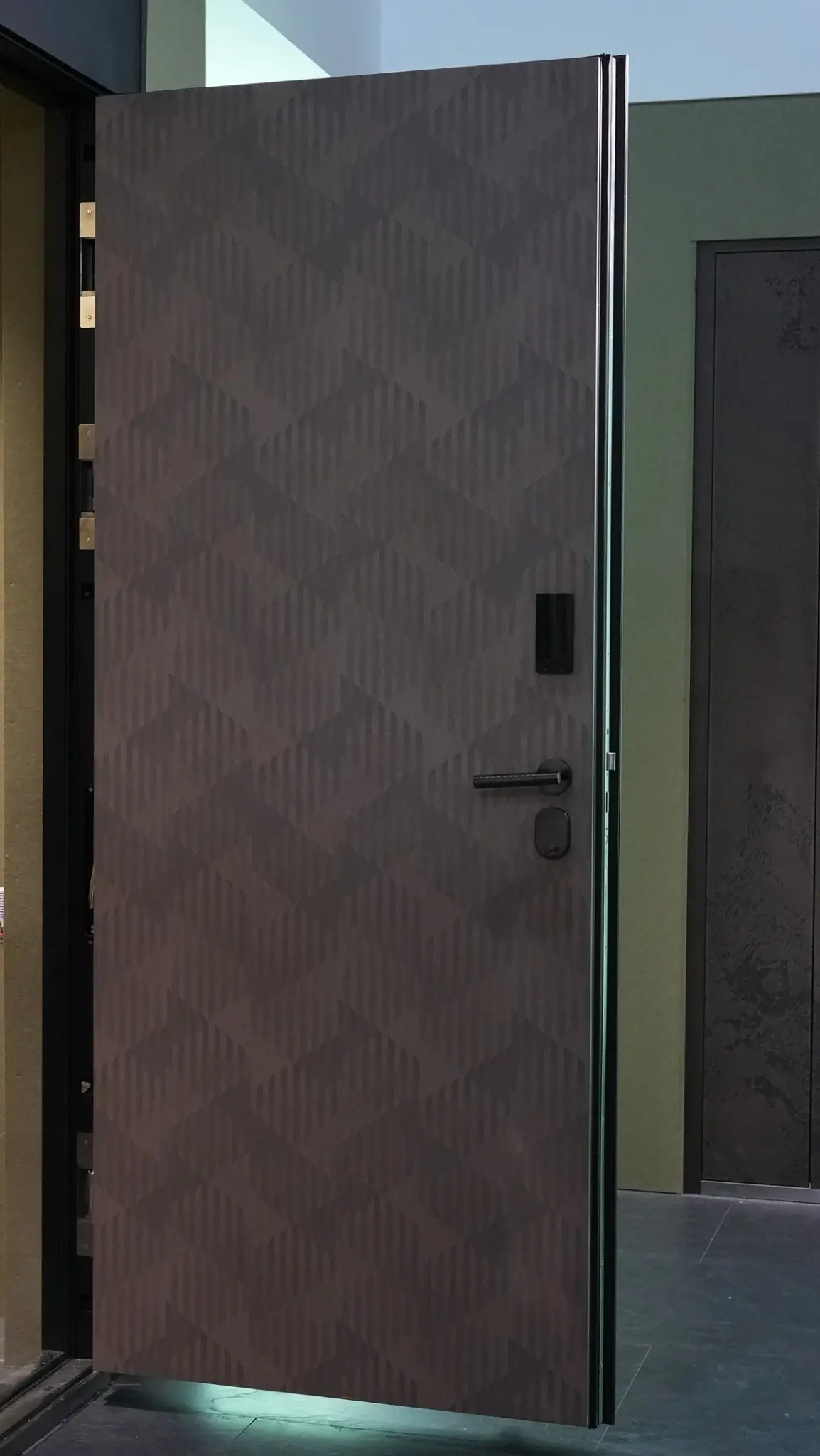 Open entrance display showing the leaf depth, hinges and edge hardware at the Yongkang exhibition