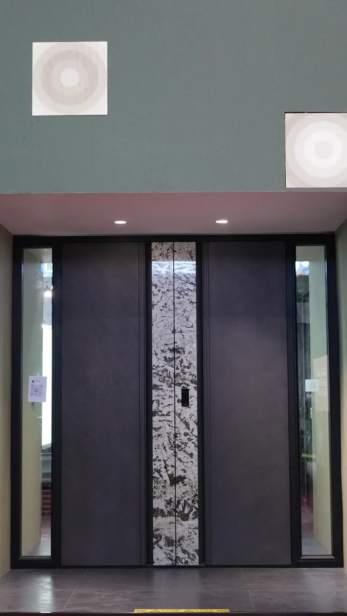 Double entrance with sidelights reference